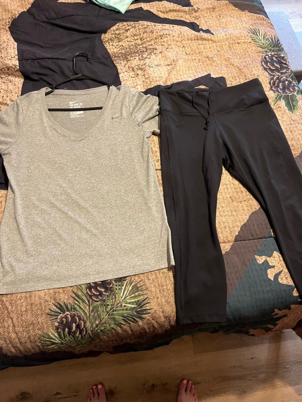 EUC WOMENS NIKE CAPRI SET SIZE LARGE